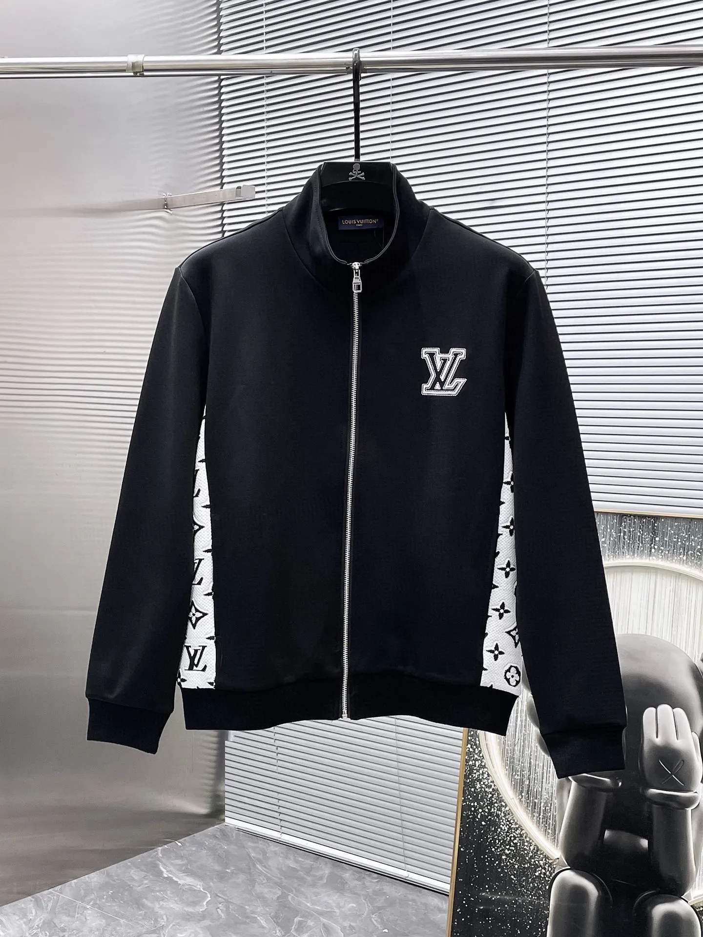 🅿️720 LV hot-selling suit is coming. Focus on the original version of the official website. 2025 new hot-selling cardigan suit. The original order is the best. 🇭🇰The meticulous work of top designers. It has a fitting and perfect upper body effect. All-natural high-quality Tencel Roman cotton 100%, close-fitting comfort, noble and elegant! Original hardware embodies elegance and nobility! Counter size: M-3XL (maximum wear up to 190 pounds)